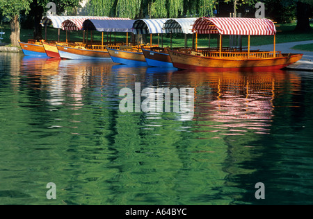 Bateaux en bois traditionnels, Pletten, sur le lac de Bled, Slovénie, région de Gorenjska Banque D'Images