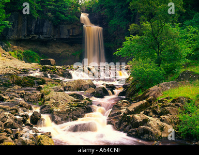 Thornton vigueur cascade dans les Yorkshire Dales Banque D'Images