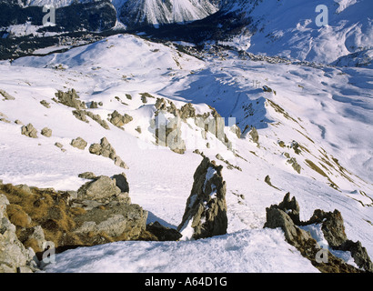 Vue depuis le mont weisshorn aux skieurs et resort de la région d'Arosa grisons suisse alpes suisses Banque D'Images