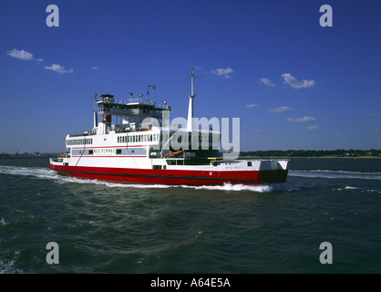 Car-ferry de lymington Yarmouth l'île de Wight dans les eaux du solent maintenant remplacée par plus gros bateau Banque D'Images