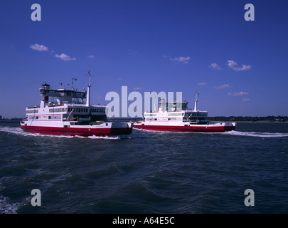 Car-ferries lymington Yarmouth à partir de l'île de Wight dans les eaux du solent Banque D'Images