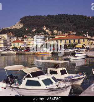 Vue sur port et le calme des eaux réfléchissantes pour Ubisoft Marina et la ville de Zante Zakynthos Island Les îles Grecques Banque D'Images