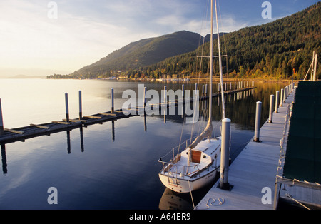 Voilier dans le port de l'espoir, le lac Pend Oreille, California, USA Banque D'Images