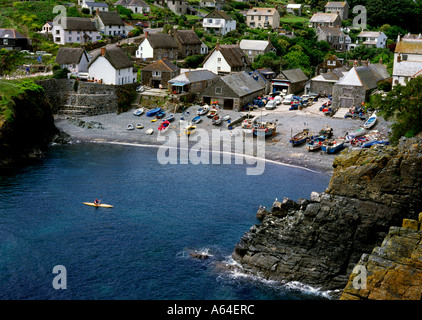 Cadgwith village de pêcheurs sur la côte Est de la péninsule du Lézard en Cornouailles Banque D'Images