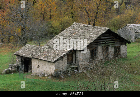 La vieille fumée maison pour près de châtaignes comestibles Soglio en Val Bregaglia, Bergell, Suisse Banque D'Images