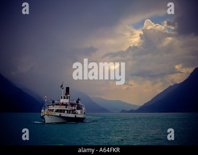 Les croisières en bateau à vapeur sur le lac de Brienz et thunder clouds région de Highland bernoises alpes Suisse Suisse Banque D'Images