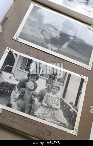 Ancien album de photographies en noir et blanc montrant la mère et les enfants à partir de 1963 les années 1960 Banque D'Images