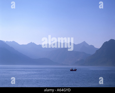 Bateau de pêche sur le Loch Scavaig avec en toile de fond la Cuillin Hills sur l'île de Skye, en Ecosse. Banque D'Images