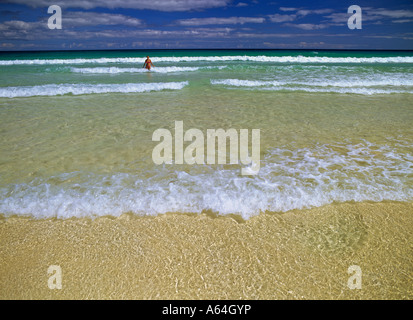 Femme à la plage près du village de Corralejo de l'île de Fuerteventura canaries espagne Banque D'Images