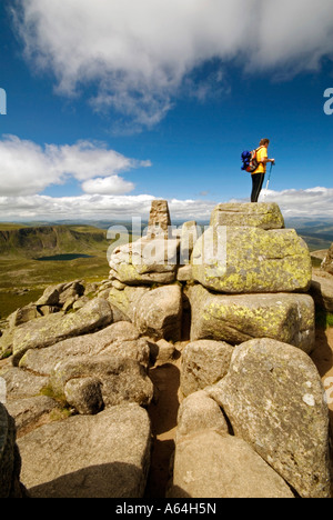 Un hillwalker s atteint la cime du CAC Carn Beag,Lochnagar,Royal Deeside Banque D'Images