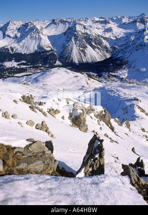 Vue depuis le mont weisshorn aux skieurs et resort de la région d'Arosa grisons suisse alpes suisses Banque D'Images