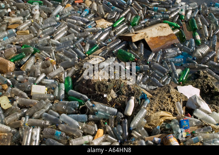 Les déchets dans l'eau, port de Tripoli, Libye Banque D'Images