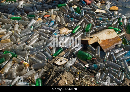 Les déchets dans l'eau, port de Tripoli, Libye Banque D'Images