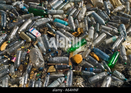 Les déchets dans l'eau, port de Tripoli, Libye Banque D'Images