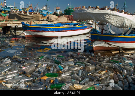 Les déchets dans le port de Tripoli, Libye Banque D'Images