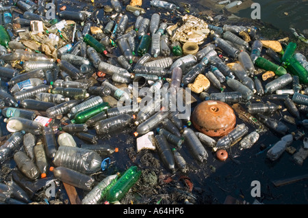 Les déchets dans l'eau, port de Tripoli, Libye Banque D'Images