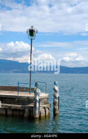 La fin de la jetée du port Gardone Riviera Lac de Garde Italie Banque D'Images