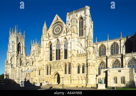 Le côté sud de la cathédrale de York montrant le transept sud et la rose York North Yorkshire Banque D'Images