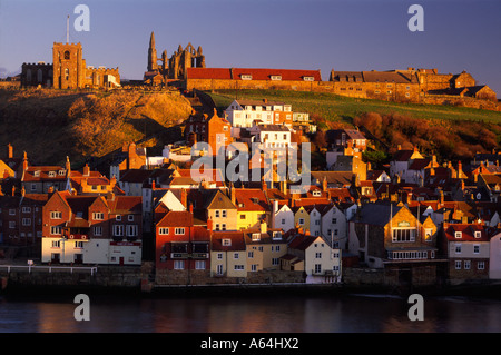 Whitbys falaise Est avec l'église paroissiale de St Mary et les ruines de l'abbaye de St Hilda's sur l'horizon nord Yorkshire Banque D'Images