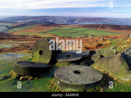 Meules abandonnées ci-dessous Stanage edge dans le Peak District Banque D'Images