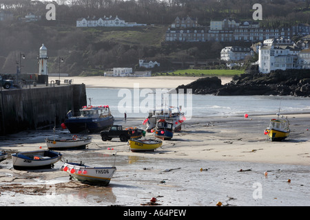 Le port de St Ives en Cornouailles avec le café de Porthminster dans la distance Banque D'Images