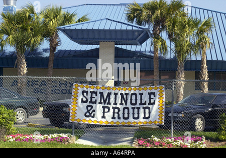 Seminole et fière bannière affichée à Big Cypress Seminole Indian Reservation elementary school en Floride. Photographie numérique Banque D'Images