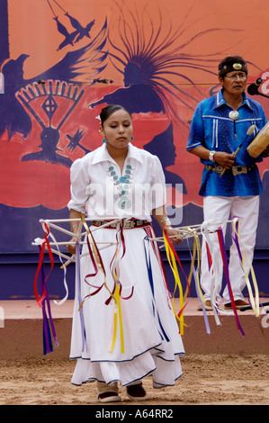 Blue Eagle Dancers performing Navajo le ruban à la danse cérémonial Intertribal Gallup au Nouveau-Mexique. Photographie numérique Banque D'Images