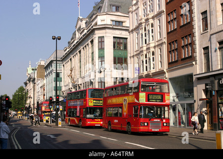 UK London red bus dans Oxford Street Banque D'Images