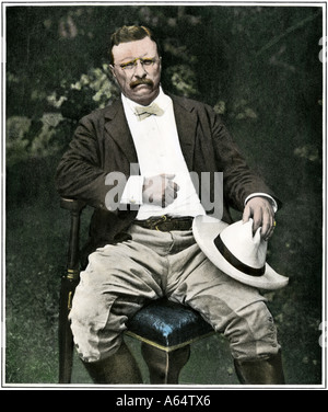 Le président Theodore Roosevelt assis en plein air 1903. La main, d'une photographie de demi-teinte Banque D'Images