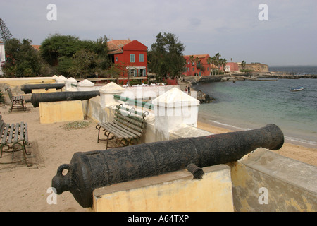 Sénégal Ile de Gorée le port beach et canons Banque D'Images