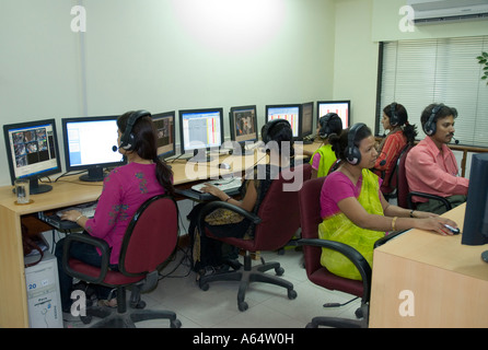 Des personnes qui travaillent dans un centre d'appels externalisation basée à Mumbai, Inde Banque D'Images