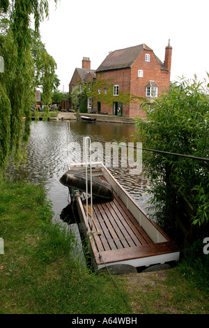 UK Angleterre moulin Fladbury Worcestershire et punt ferry Banque D'Images