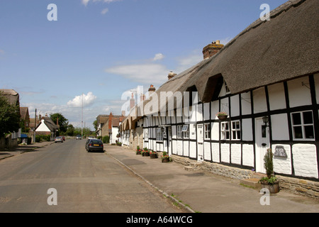 UK village Offenham Worcestershire chaumières bordant la route vers maypole Banque D'Images