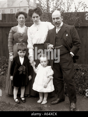 Portrait d'une respectable famille édouardienne dans leur jardin Banque D'Images