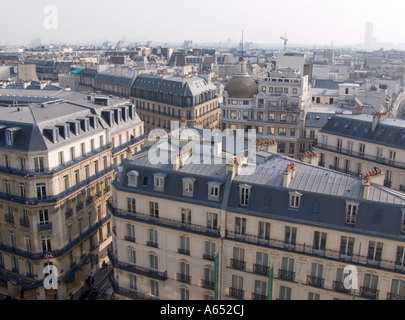 Une vue générale de certains immeubles haussmanniens de la terrasse de la grand magasin Le Printemps, Paris Banque D'Images