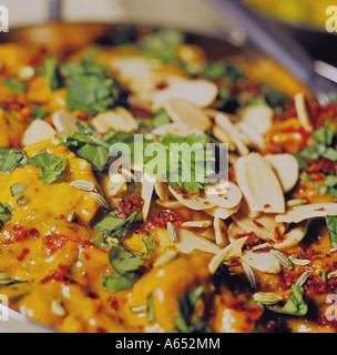 Un bol de crème de poulet curry passanda d'amandes et de la coriandre. Banque D'Images