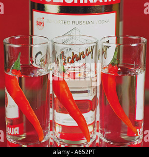 Vodka piment entier avec des coups de Birds Eye chilis. Banque D'Images