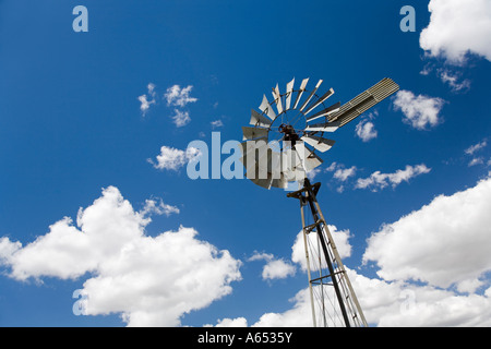 Un moulin à vent les moulins à vent de l'outback sont utilisés pour pomper l'eau dans les alésages de métro Banque D'Images