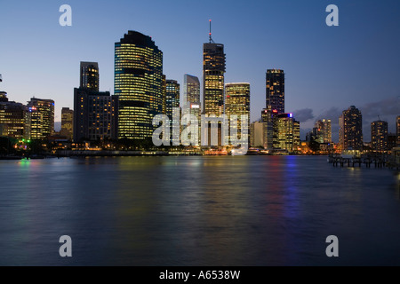 Les lumières du quartier des affaires de Brisbane se reflètent dans les eaux de la rivière Brisbane Banque D'Images