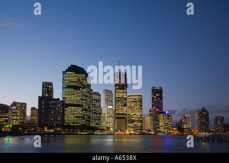 Les lumières du quartier des affaires de Brisbane se reflètent dans les eaux de la rivière Brisbane Banque D'Images