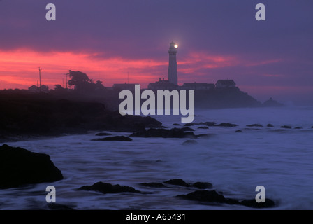 La Californie San Mateo County coast Pigeon Point Lighthouse at dawn Banque D'Images