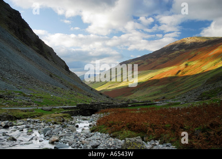 Gatesgarthdale Beck, Honister Pass, près de Buttermere, le Parc National du Lake District, Cumbria, England, UK. Banque D'Images