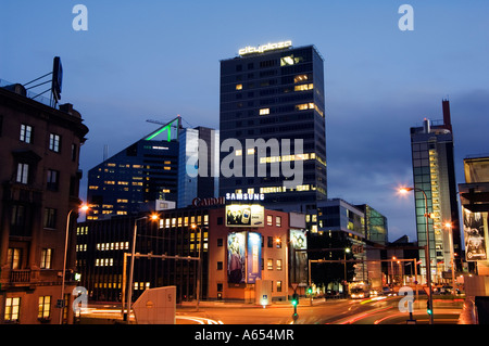 Les bâtiments du centre-ville moderne et gratte-ciel lit up at night Banque D'Images