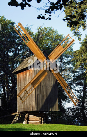 Un moulin à vent en bois traditionnel situé à Rocca al Mar à la National Open Air Museum Banque D'Images