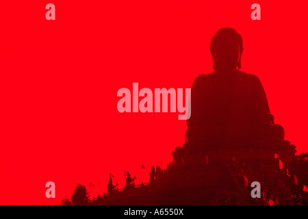 Le Tian Tan Buddha se trouve au-dessus de Ngong Ping sur l'île de Lantau à Hong Kong La statue du Bouddha assis en bronze est de 34 mètres de haut Banque D'Images