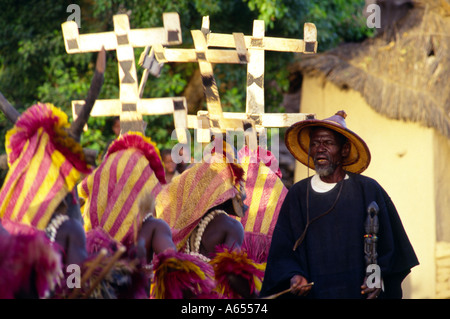 Les danseurs Dogon danse funéraire Pays Dogon MALI Banque D'Images