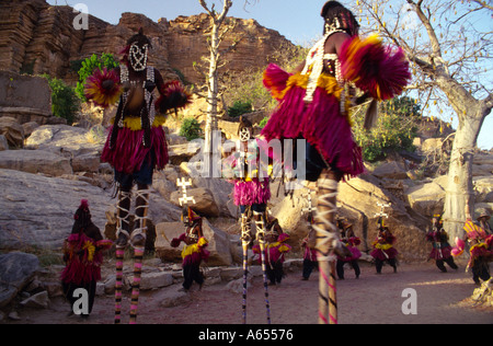 Les danseurs Dogon danse funéraire Pays Dogon MALI Banque D'Images