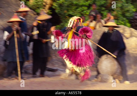 La scène de danse danseur Dogon funérailles Pays Dogon MALI Banque D'Images