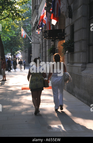 Les piétons casting shadows en fin d'après-midi du soleil, marcher le long de Northumberland Avenue dans le centre de Londres Banque D'Images