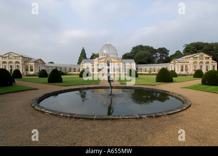 La grande Consevatory dans les jardins de Syon Park dans l'ouest de Londres Banque D'Images